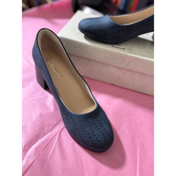 NIB Benassal Women's Navy Closed Toe Loafer Pump Shoe 6.5 - Picture 5 of 9